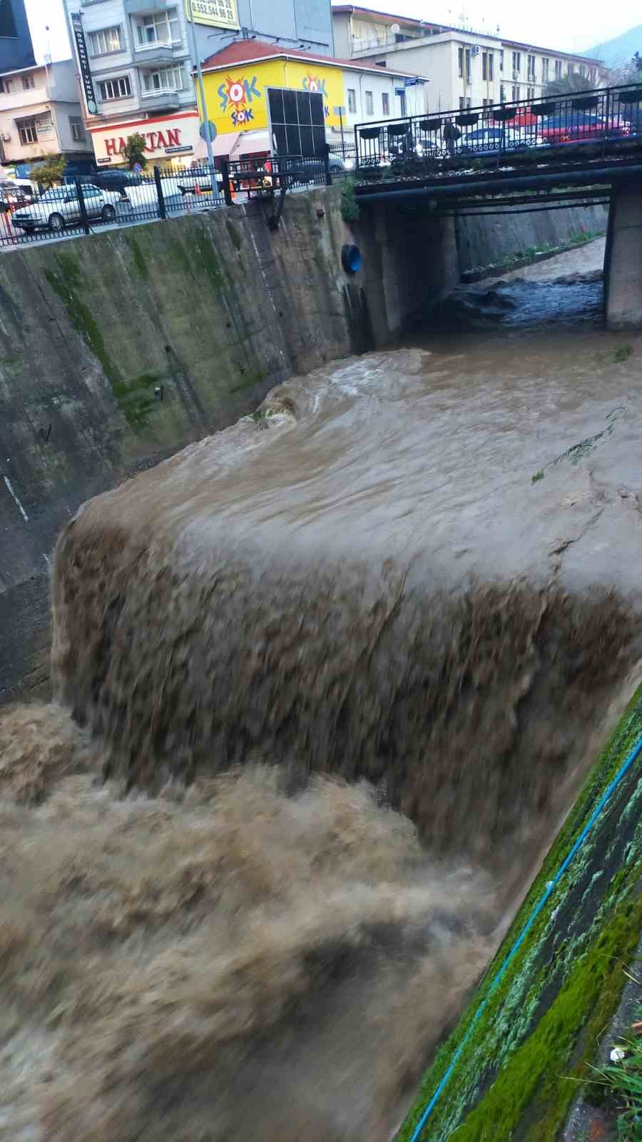 Tabakhane Deresi yağışla birlikte coştu
