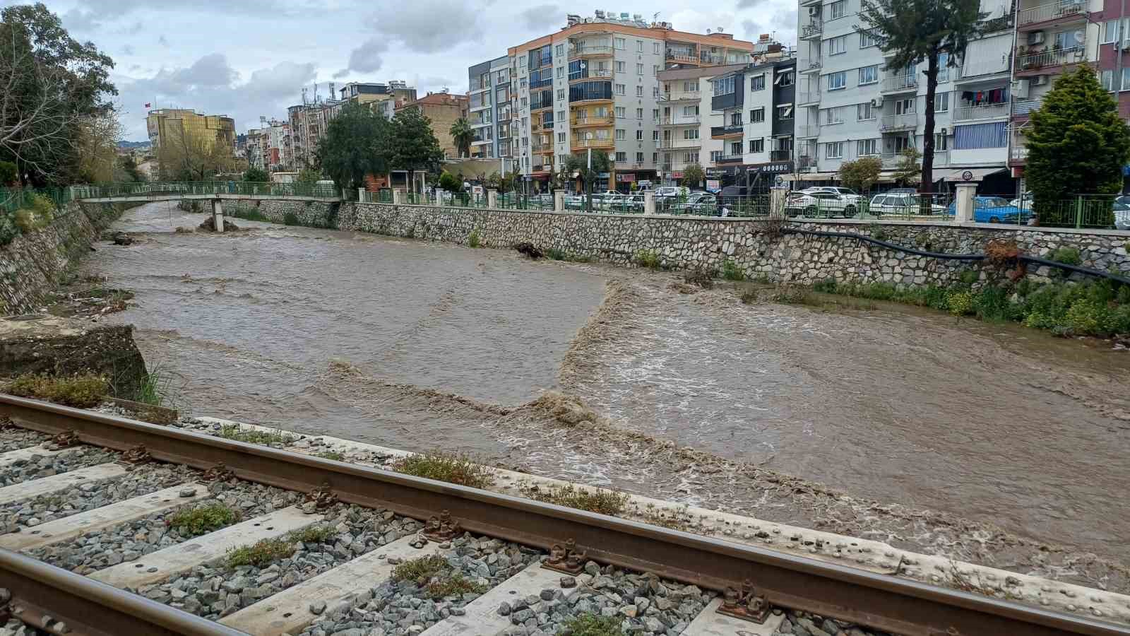 Tabakhane Deresi’nde sular yükseldi
