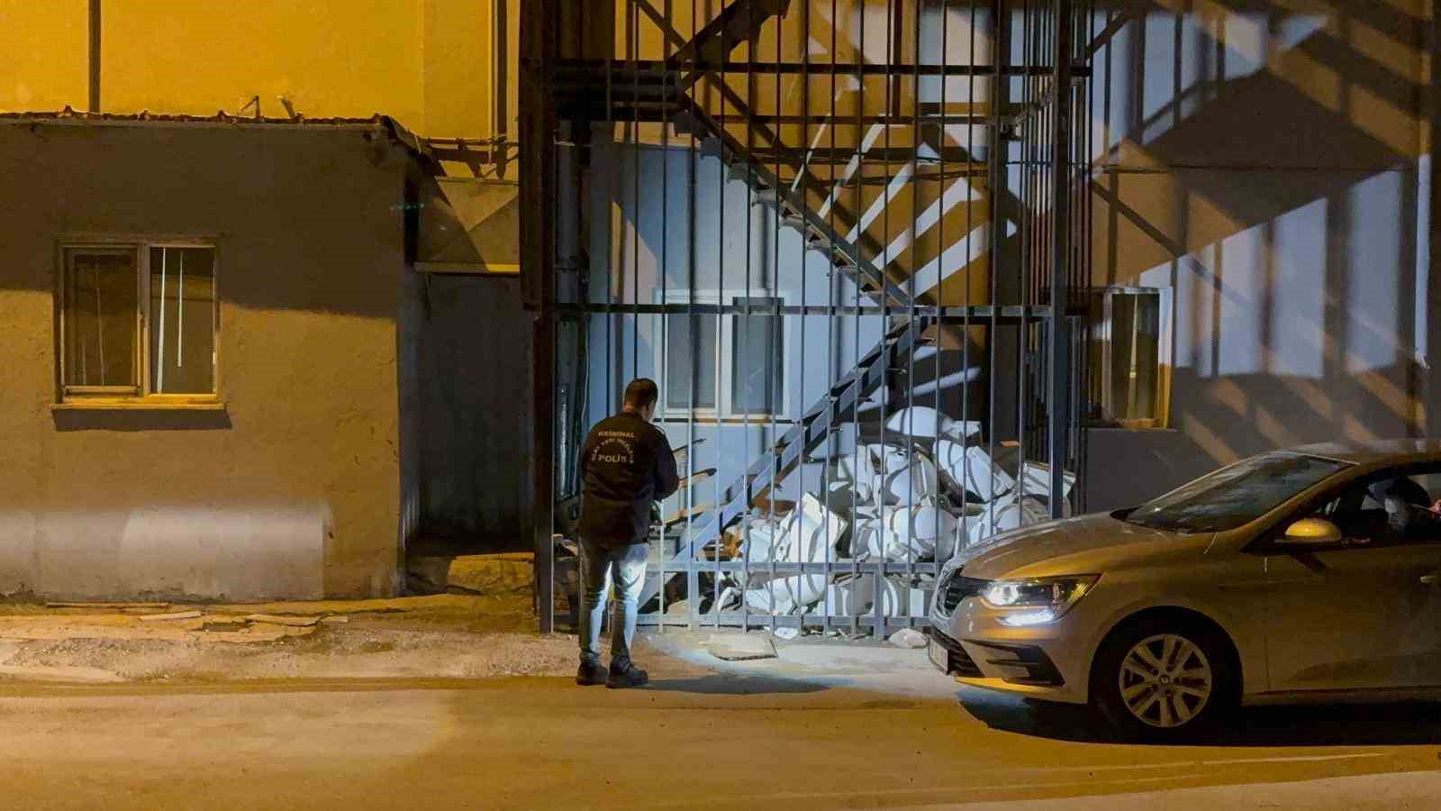 Tabancayla uğraşırken kendini vurdu, silahı yangın merdivenine sakladı
