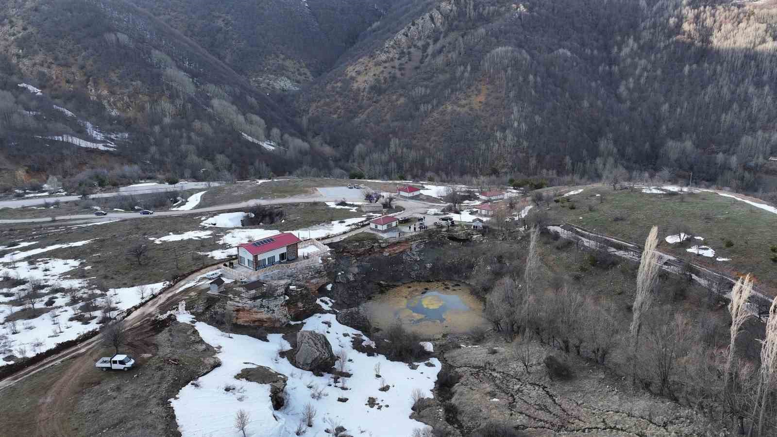 Tabiat Parkı ilan edilen Dipsiz Göl Şelalesi ziyaretçilerini bekliyor
