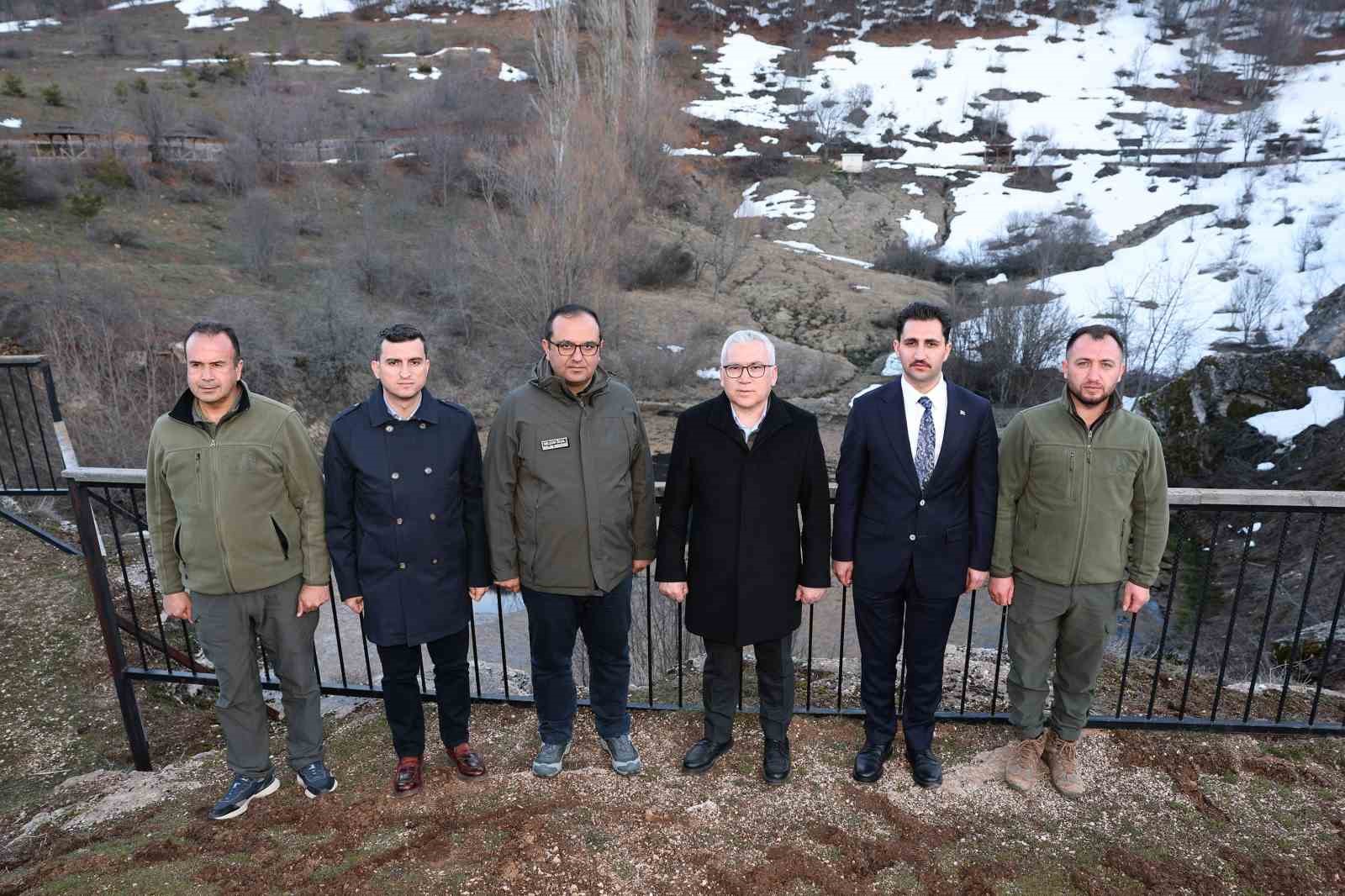 Tabiat Parkı ilan edilen Dipsiz Göl Şelalesi ziyaretçilerini bekliyor
