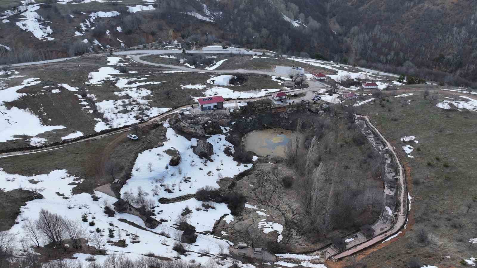 Tabiat Parkı ilan edilen Dipsiz Göl Şelalesi ziyaretçilerini bekliyor
