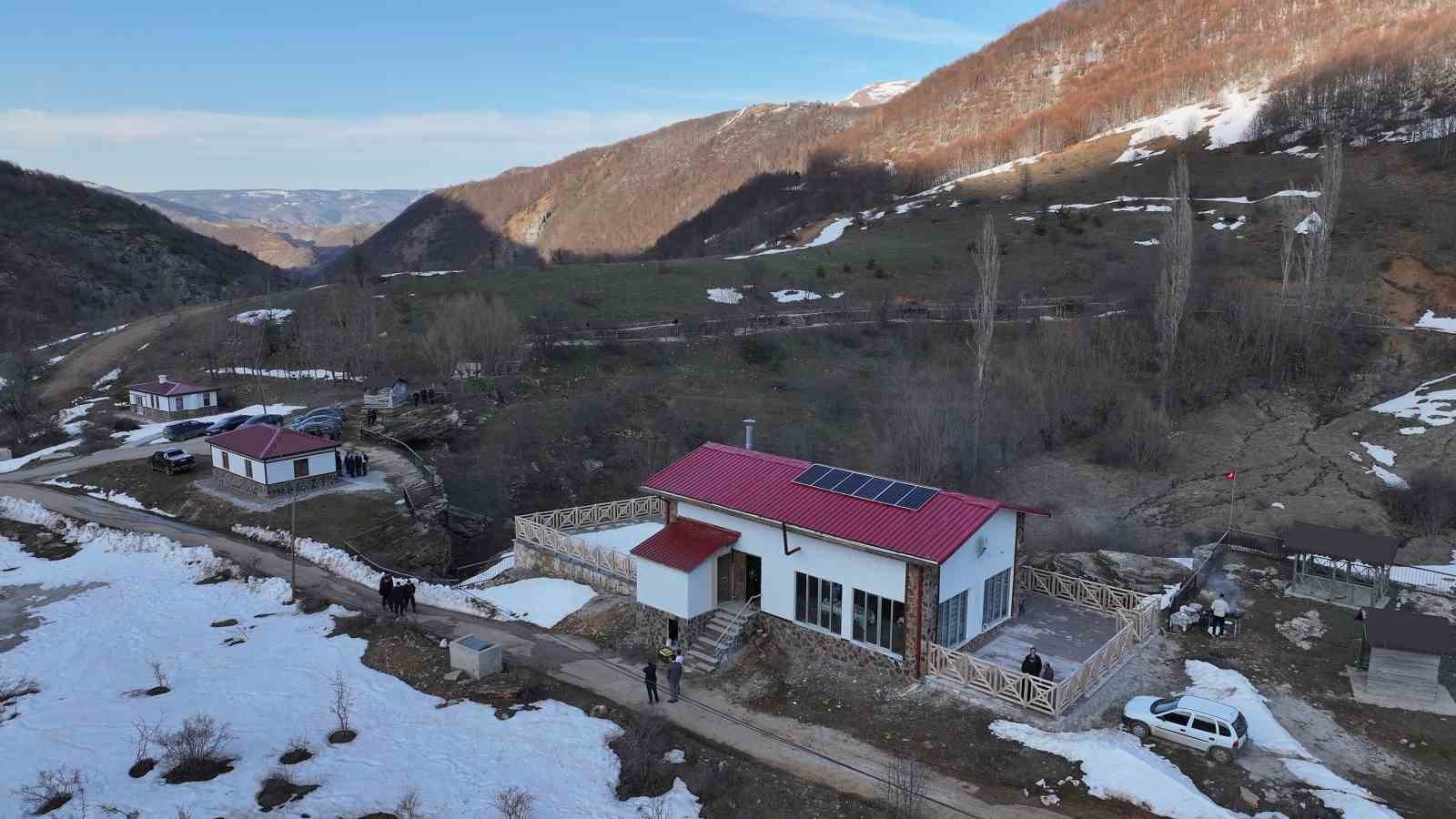 Tabiat Parkı ilan edilen Dipsiz Göl Şelalesi ziyaretçilerini bekliyor
