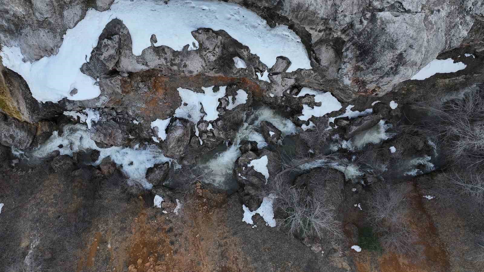 Tabiat Parkı ilan edilen Dipsiz Göl Şelalesi ziyaretçilerini bekliyor
