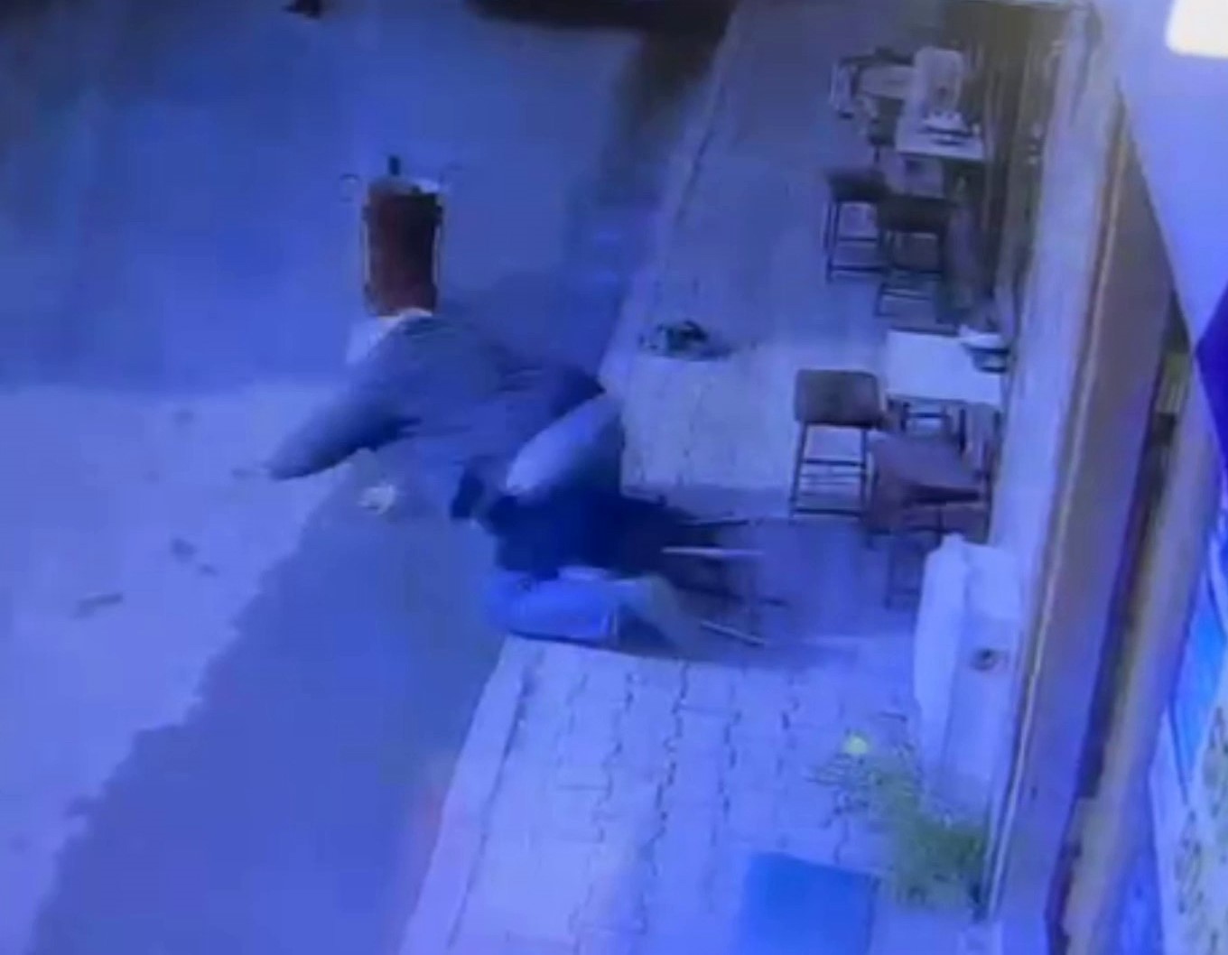 Taburede uyudu, yerde uyandı
