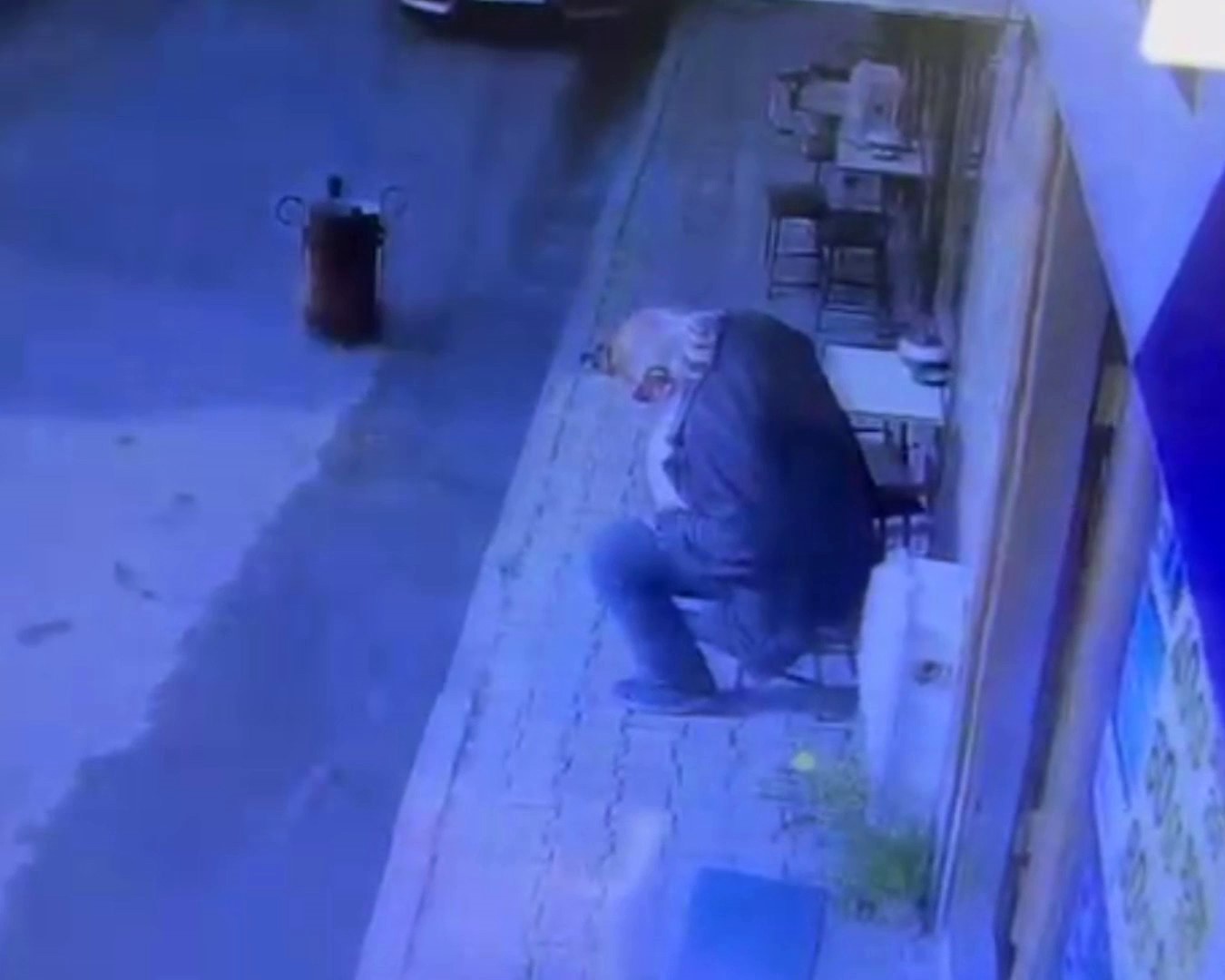 Taburede uyudu, yerde uyandı
