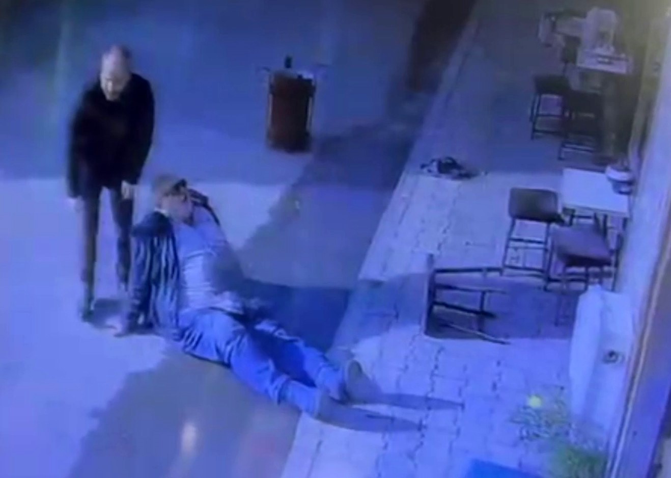 Taburede uyudu, yerde uyandı
