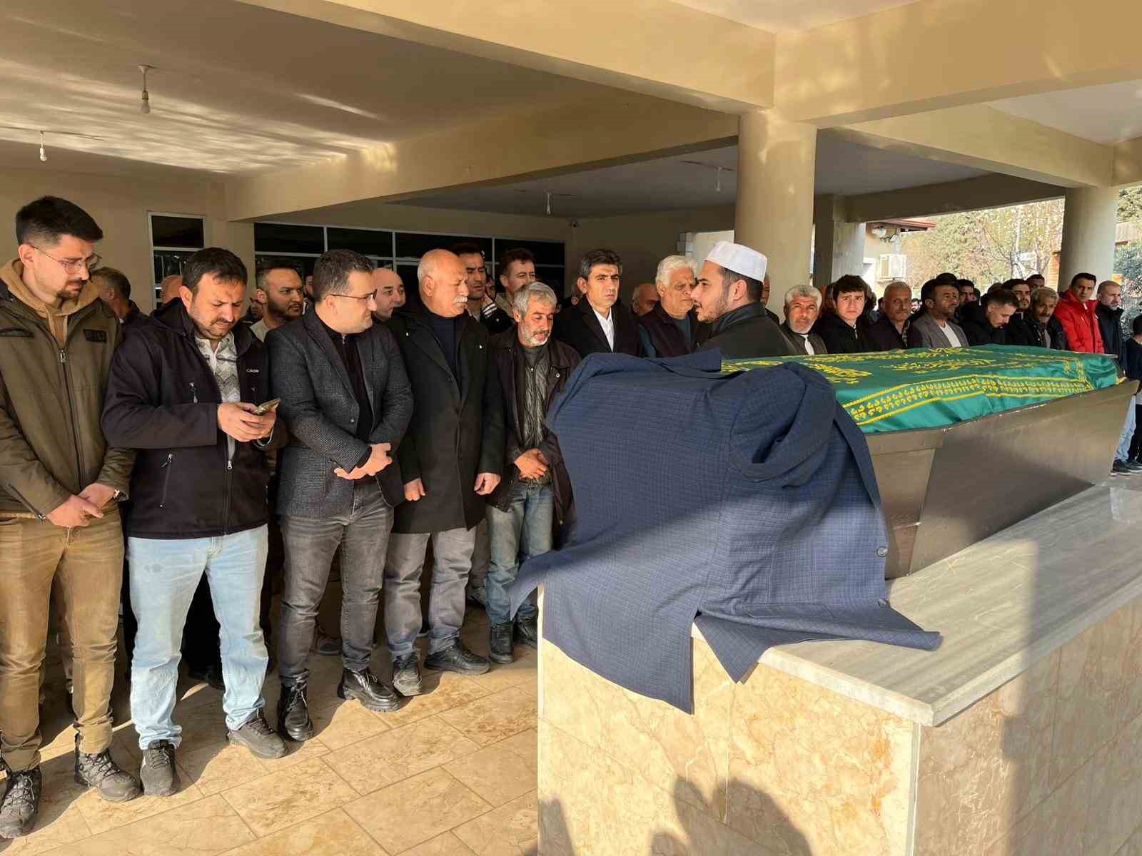 Tabutunun üzerine damatlığı konuldu: İran’da hayatını kaybeden tır şoförü son yolculuğuna uğurlandı
