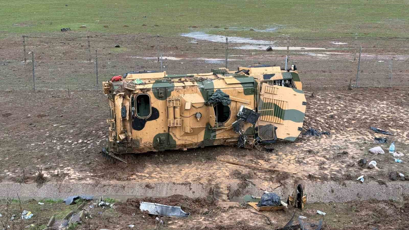 TAG Otoyolu’nda kontrolden çıkan askeri araç devrildi: 10 asker yaralandı
