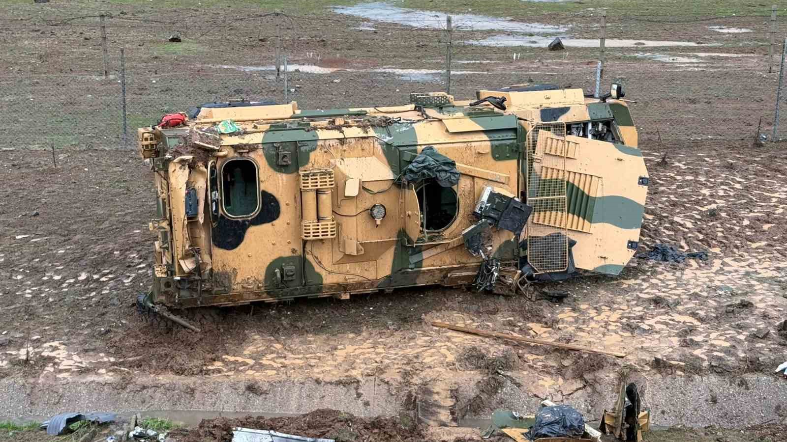 TAG Otoyolu’nda kontrolden çıkan askeri araç devrildi: 10 asker yaralandı
