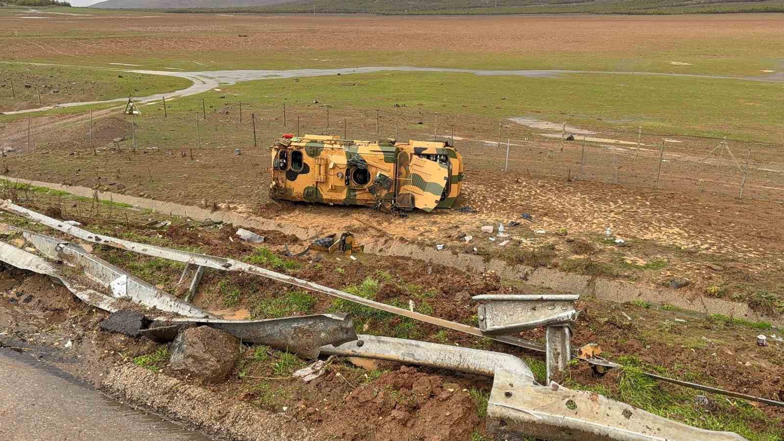 TAG Otoyolu’nda kontrolden çıkan askeri araç devrildi: 10 asker yaralandı
