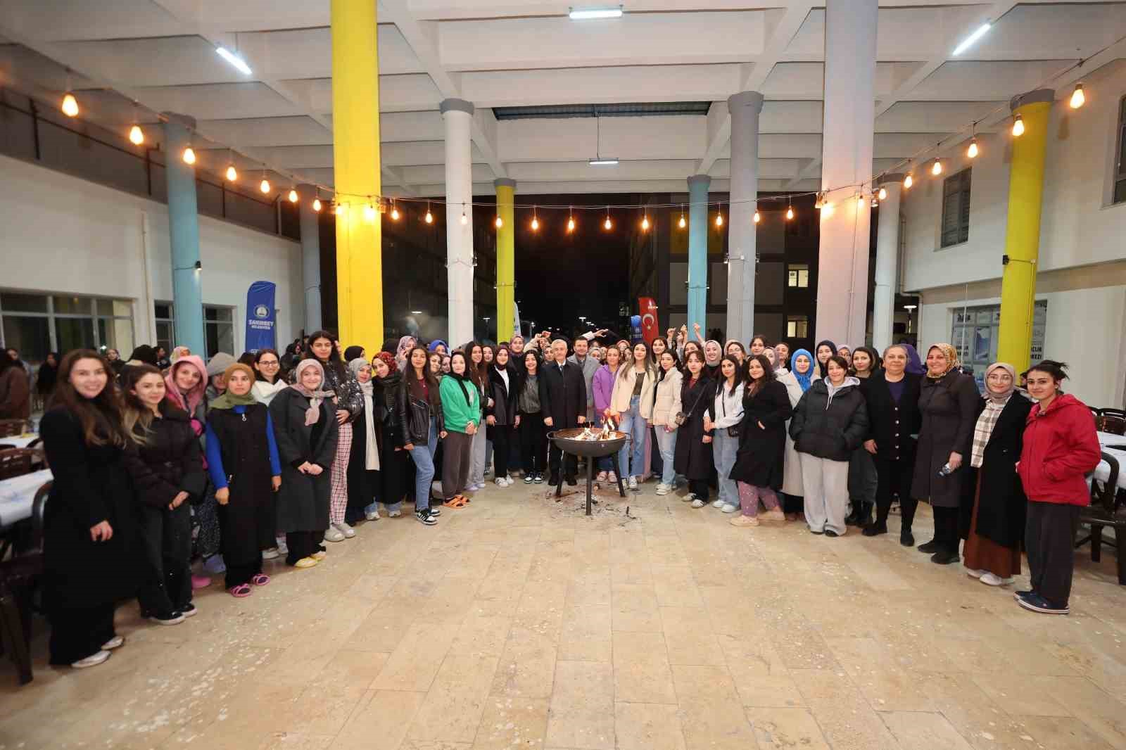 Tahmazoğlu öğrencilerle sahurda buluştu
