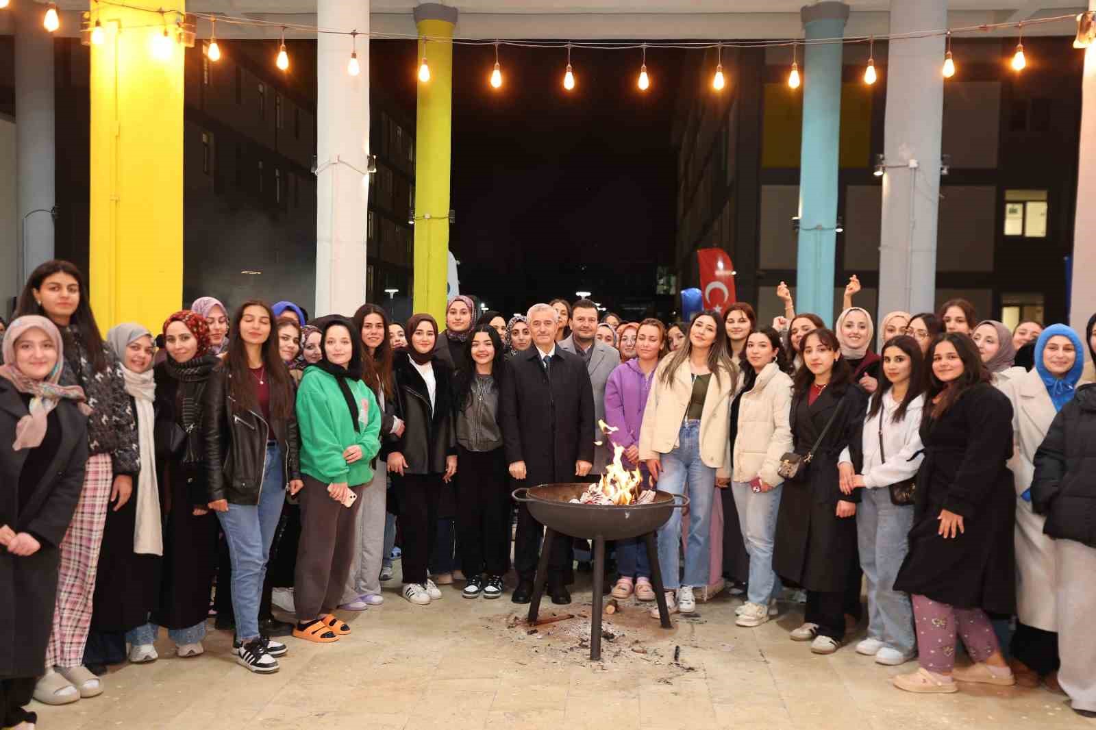 Tahmazoğlu öğrencilerle sahurda buluştu
