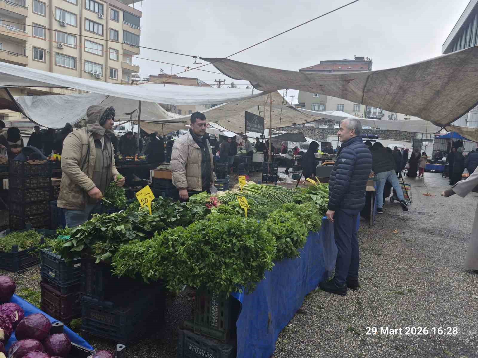 Tahmazoğlu, semt pazarı esnafını ziyaret etti
