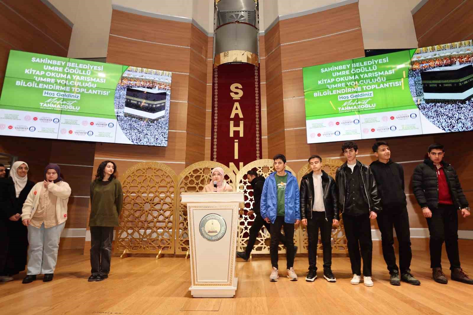 Tahmazoğlu, Umre’ye gidecek gençlerle bir araya geldi
