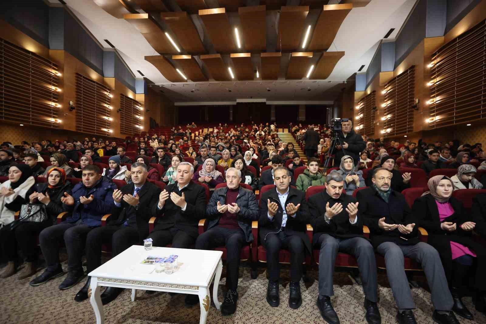 Tahmazoğlu, Umre’ye gidecek gençlerle bir araya geldi
