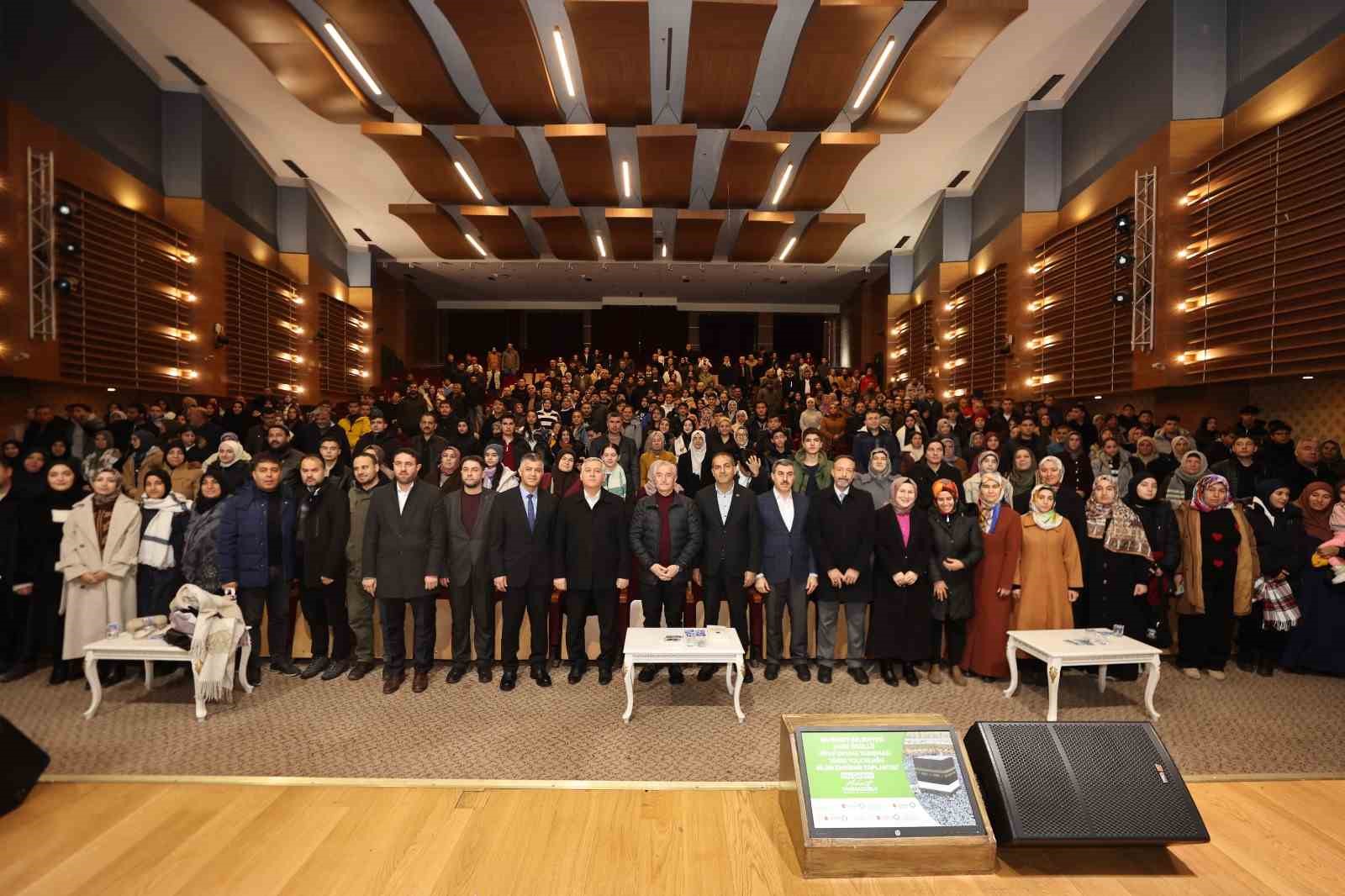 Tahmazoğlu, Umre’ye gidecek gençlerle bir araya geldi
