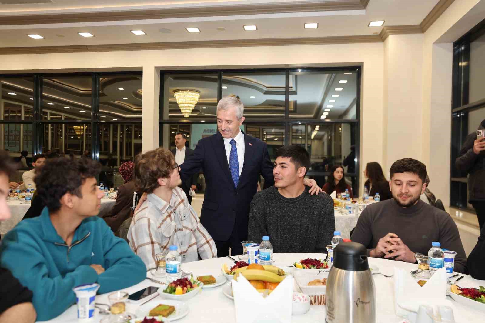 Tahmazoğlu, YKS’de ilk bine giren gençlerle buluştu
