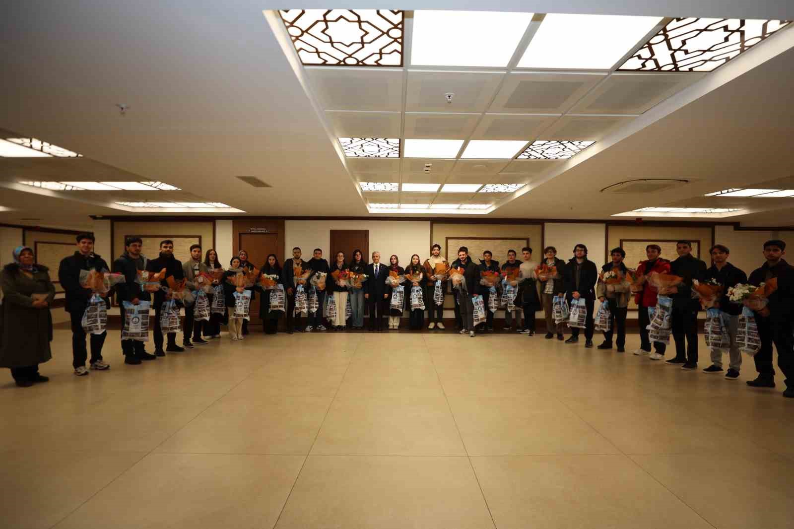 Tahmazoğlu, YKS’de ilk bine giren gençlerle buluştu
