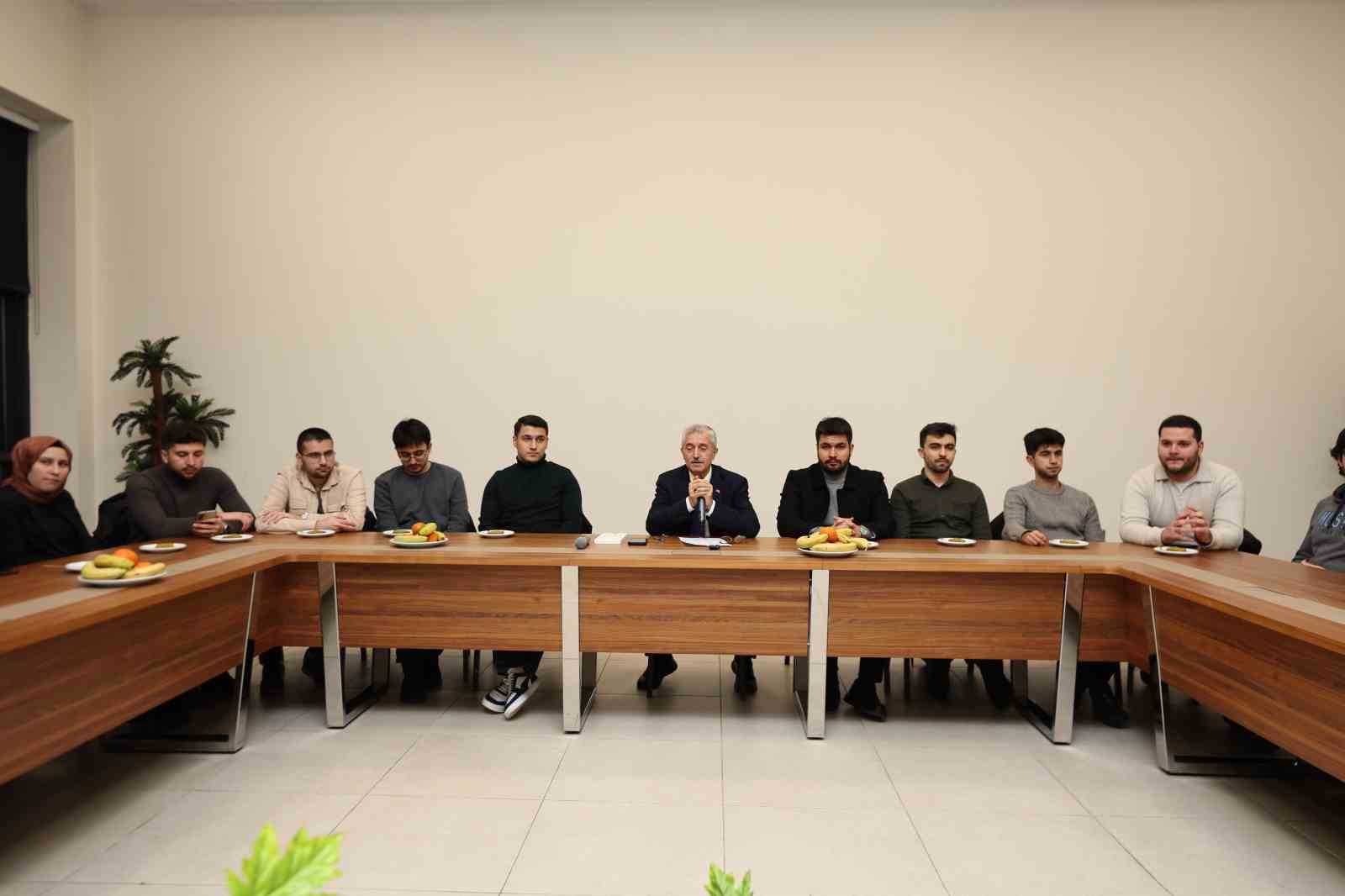 Tahmazoğlu, YKS’de ilk bine giren gençlerle buluştu
