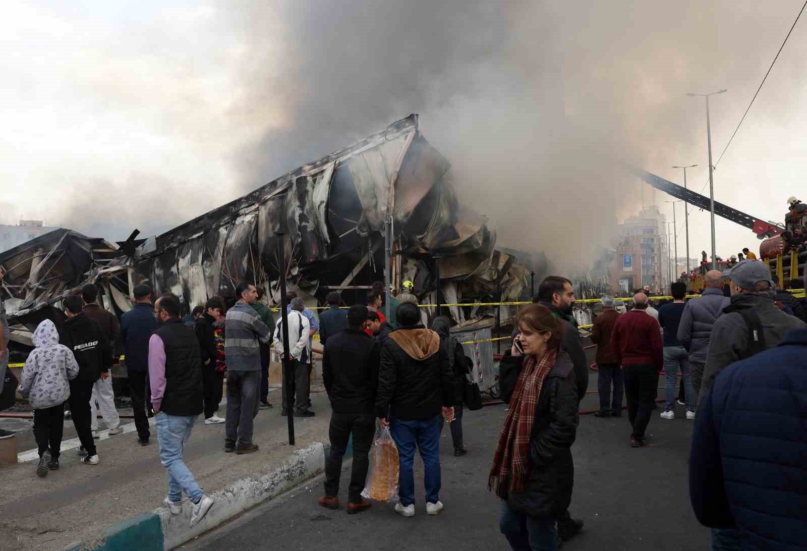 Tahran’da kapalı semt pazarında korkutan yangın
