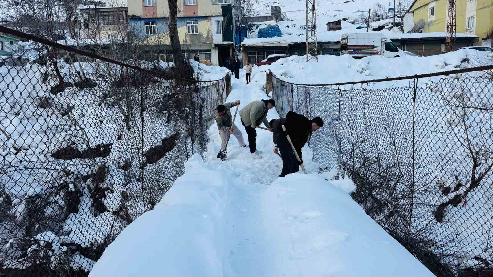 Tahta köprülerde kar nöbeti
