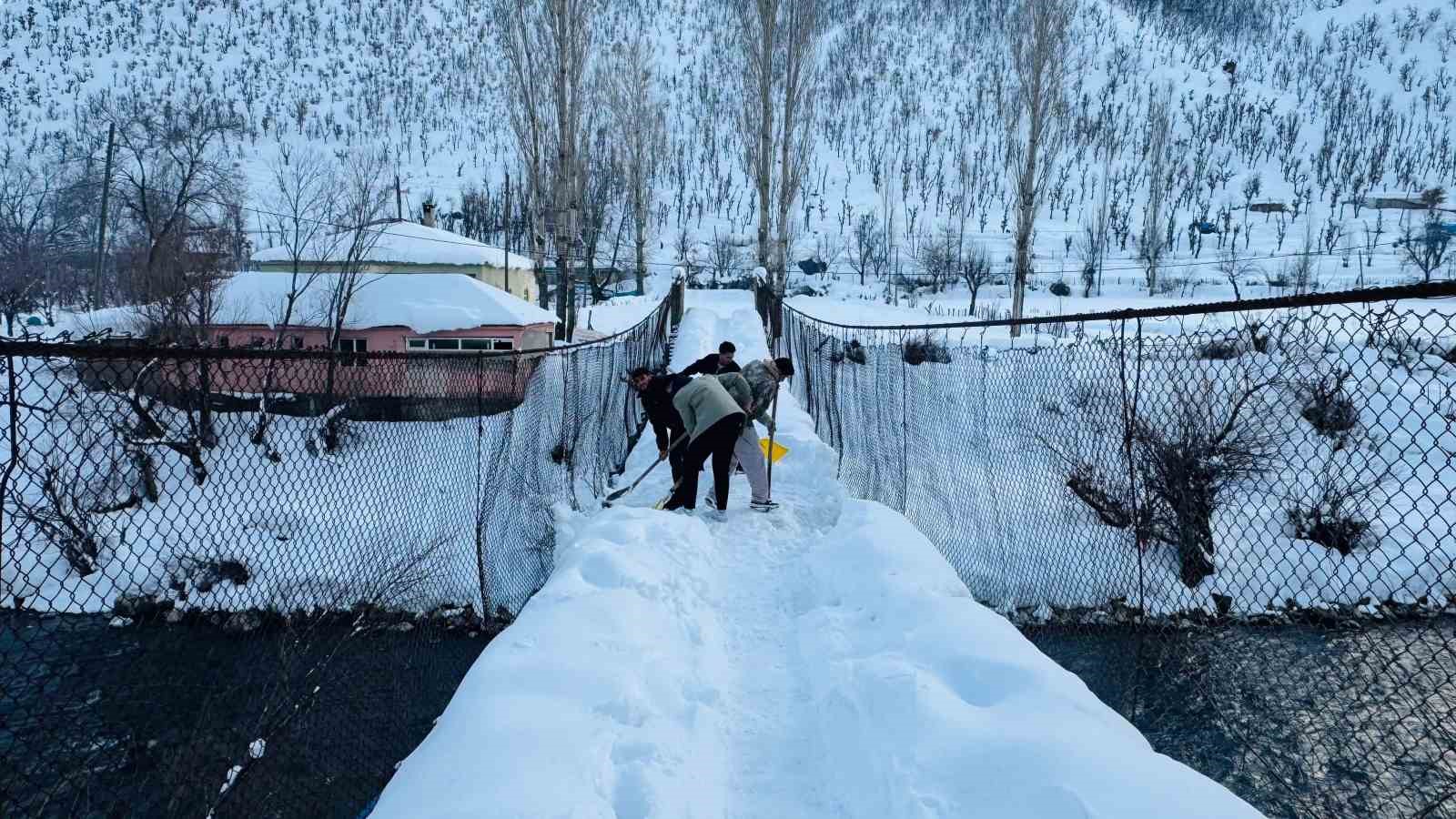 Tahta köprülerde kar nöbeti
