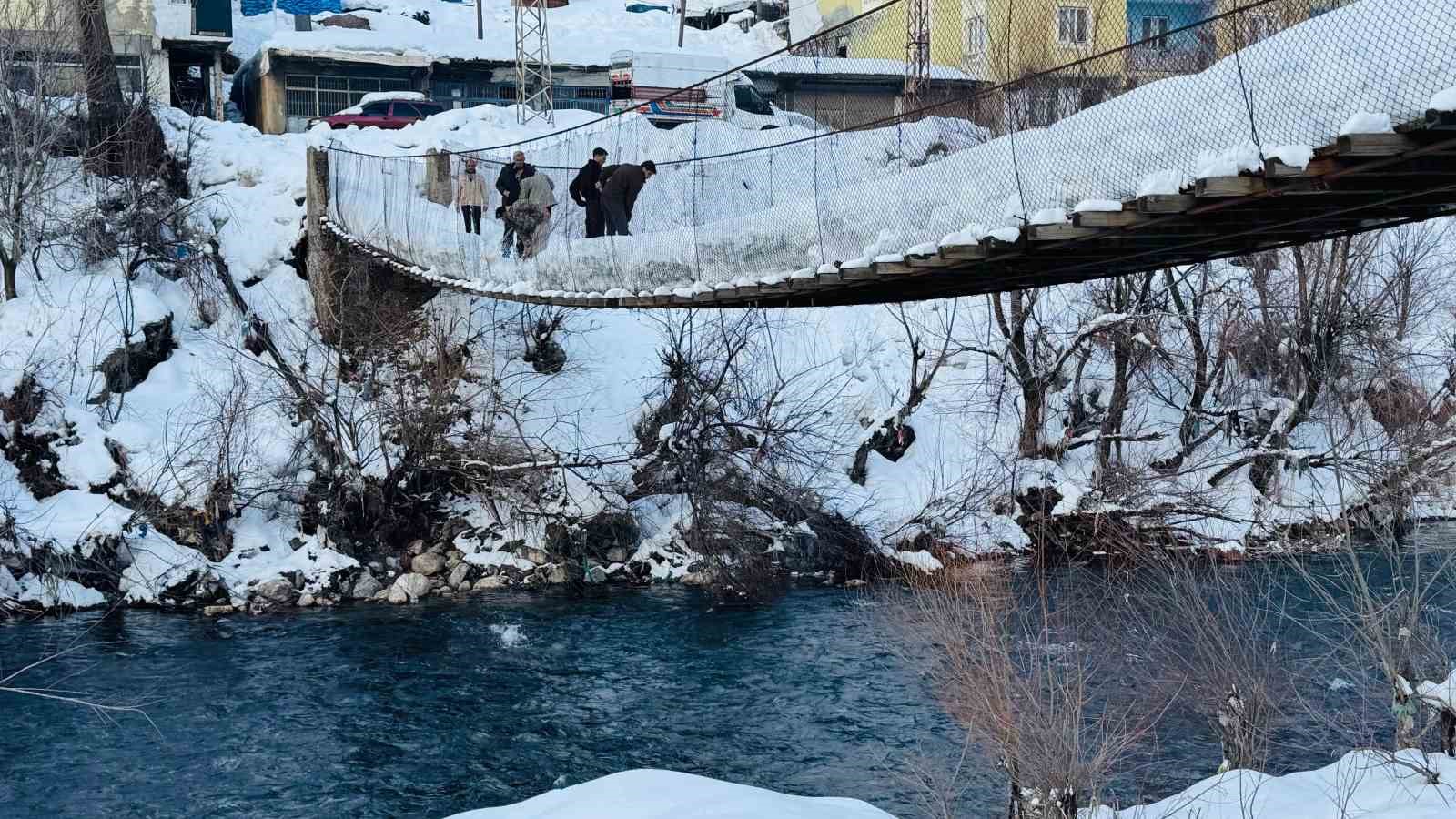 Tahta köprülerde kar nöbeti
