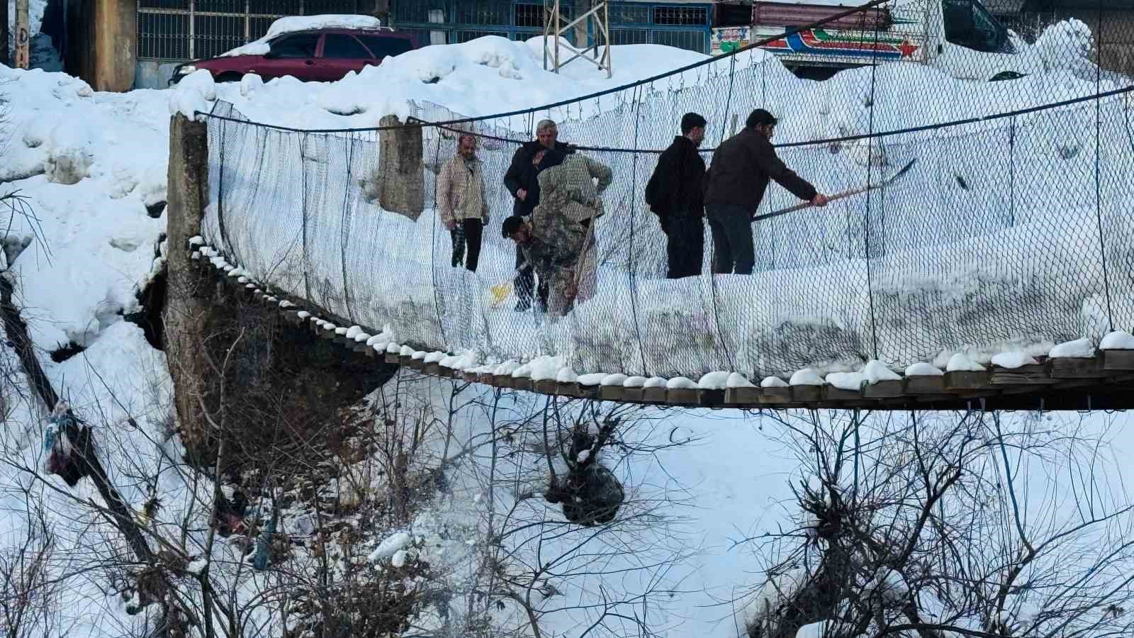 Tahta köprülerde kar nöbeti
