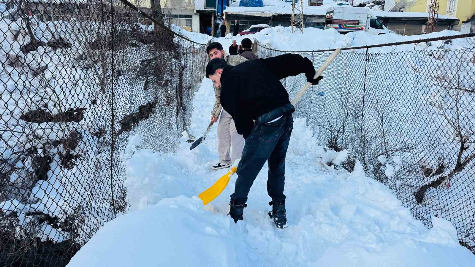 Tahta köprülerde kar nöbeti
