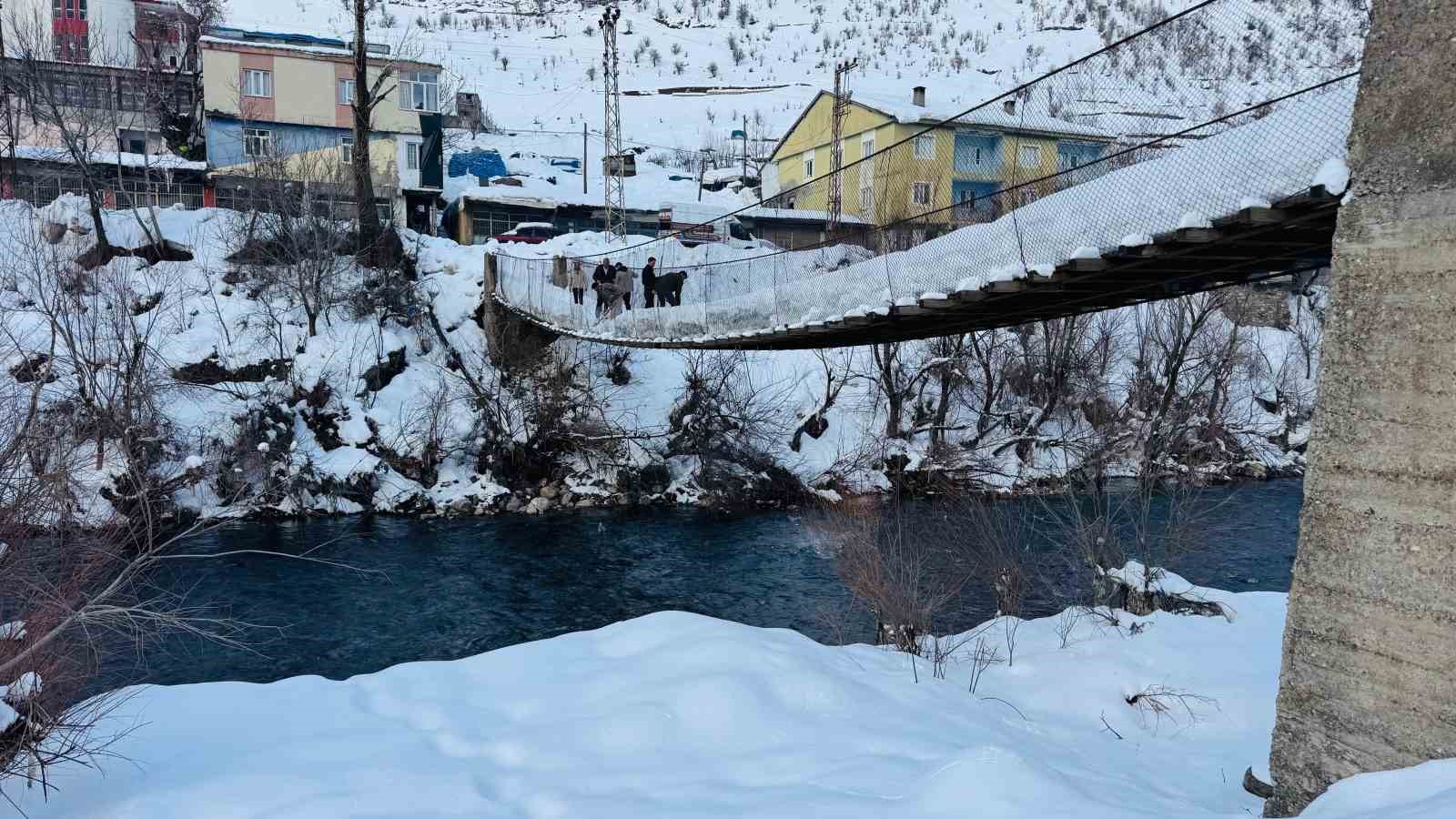 Tahta köprülerde kar nöbeti
