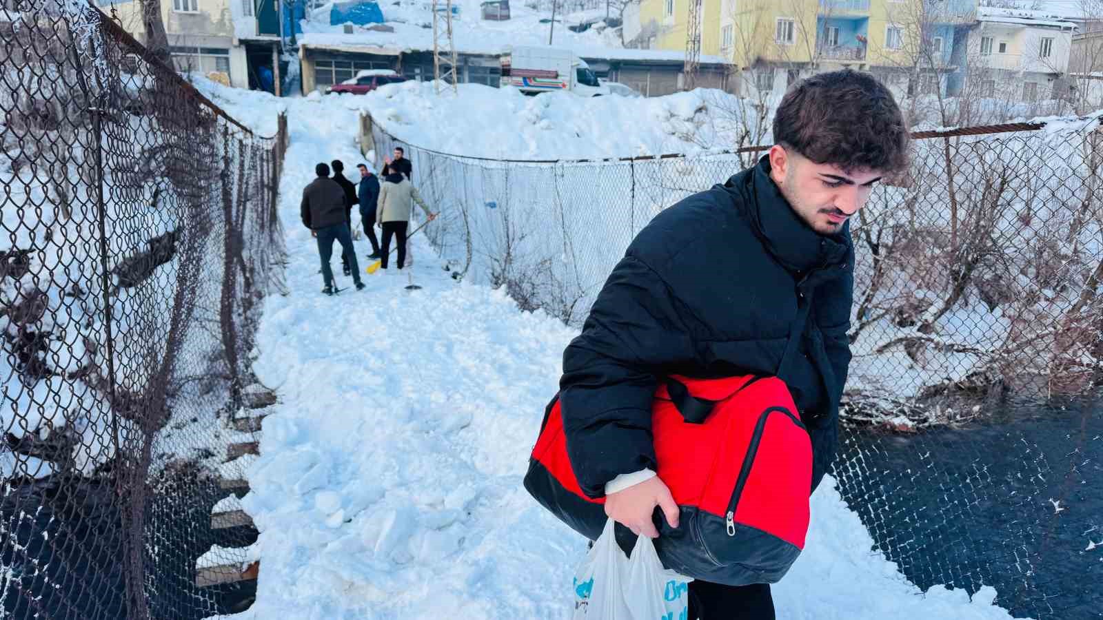 Tahta köprülerde kar nöbeti
