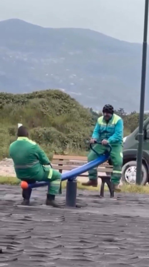 Tahteravalliye binen temizlik işçileri güldürdü
