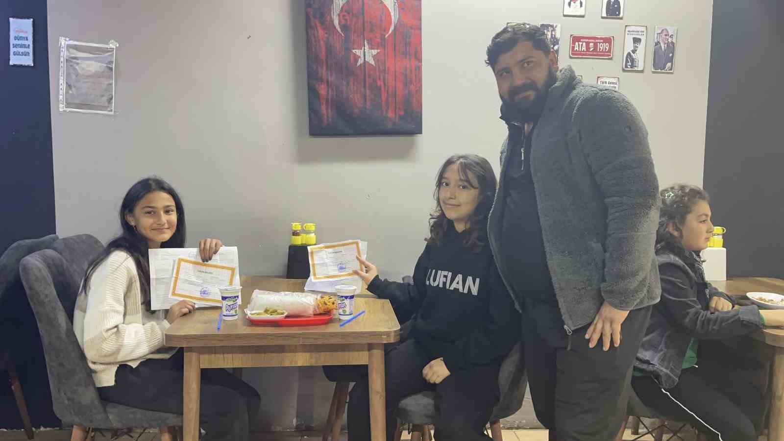 Takdir belgesi alan öğrencilere ücretsiz döner sürprizi
Takdir belgesi alan öğrencilere ücretsiz döner sürprizi