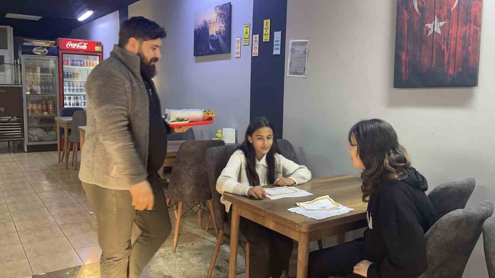 Takdir belgesi alan öğrencilere ücretsiz döner sürprizi
Takdir belgesi alan öğrencilere ücretsiz döner sürprizi