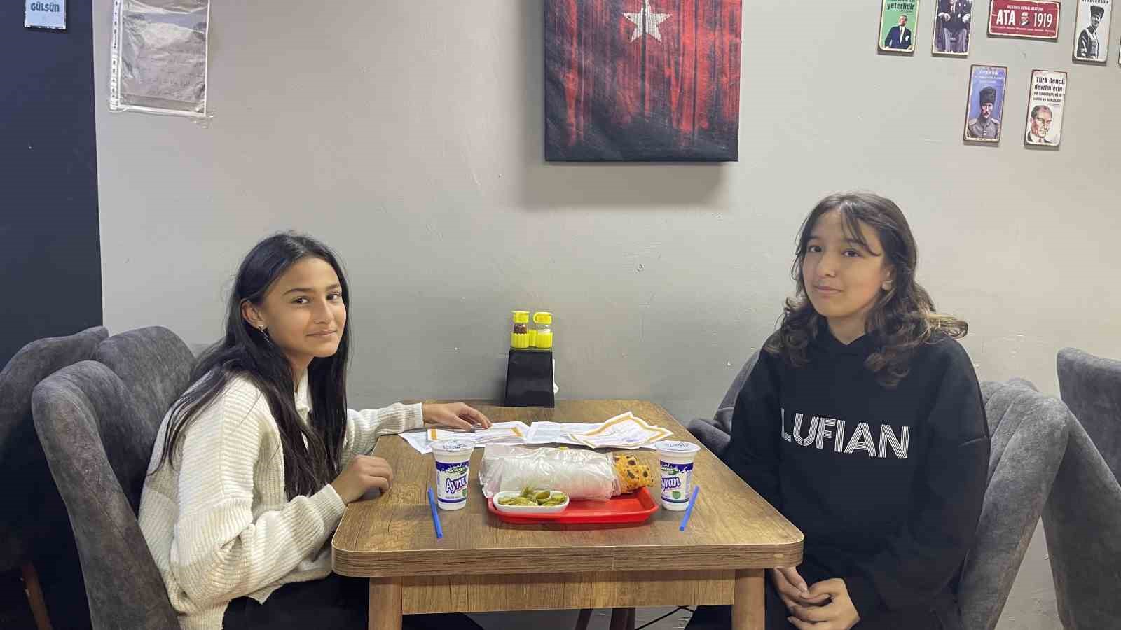 Takdir belgesi alan öğrencilere ücretsiz döner sürprizi
Takdir belgesi alan öğrencilere ücretsiz döner sürprizi