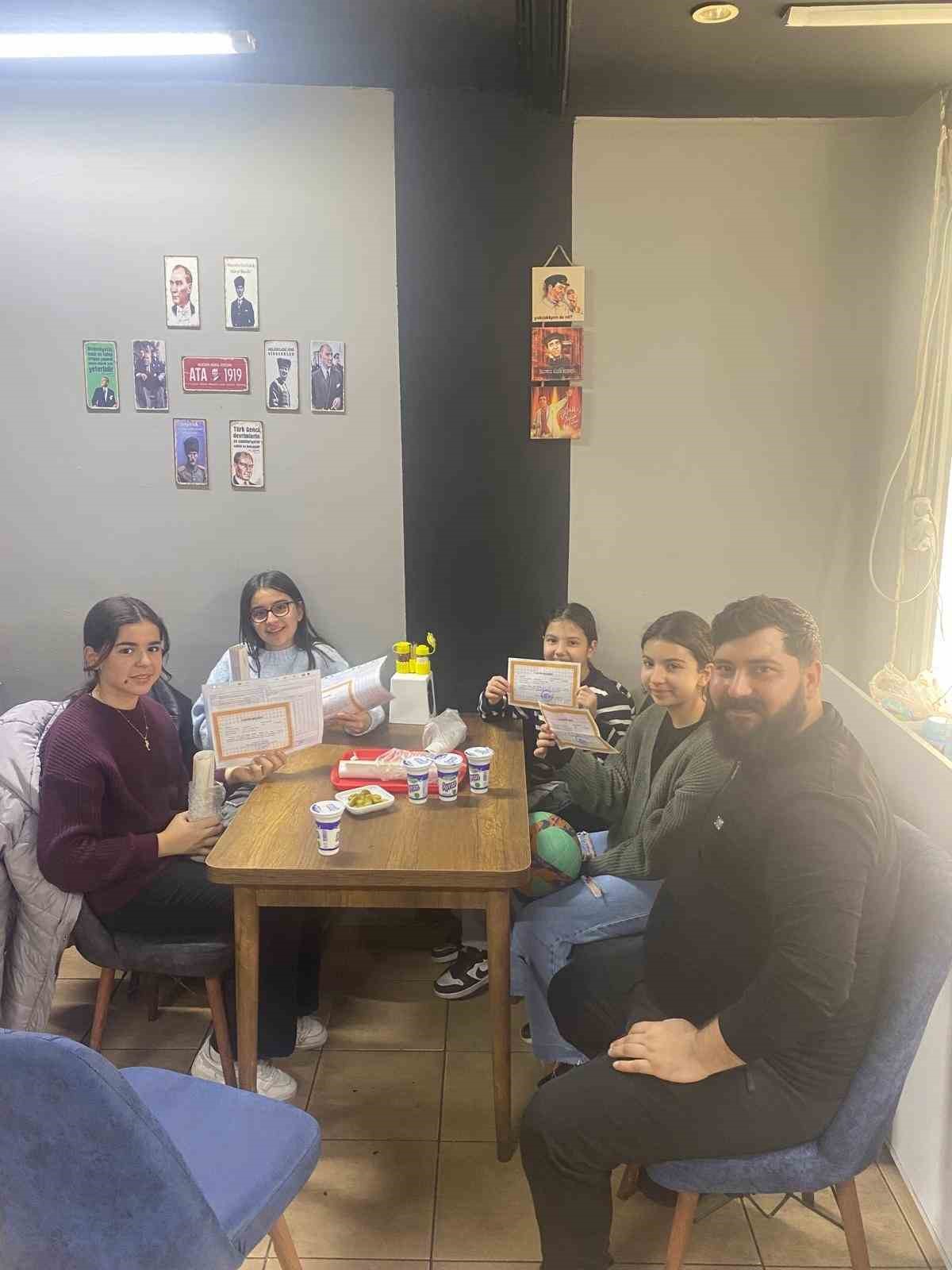 Takdir belgesi alan öğrencilere ücretsiz döner sürprizi
Takdir belgesi alan öğrencilere ücretsiz döner sürprizi