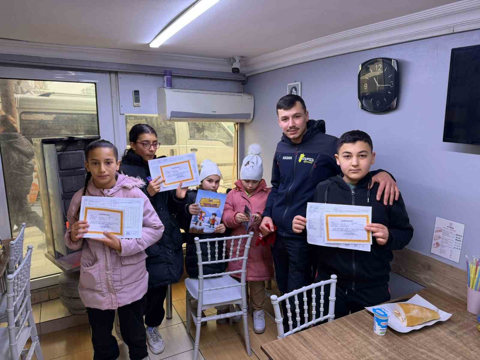 Takdir ve teşekkür belgesi getiren dönerle döndü
