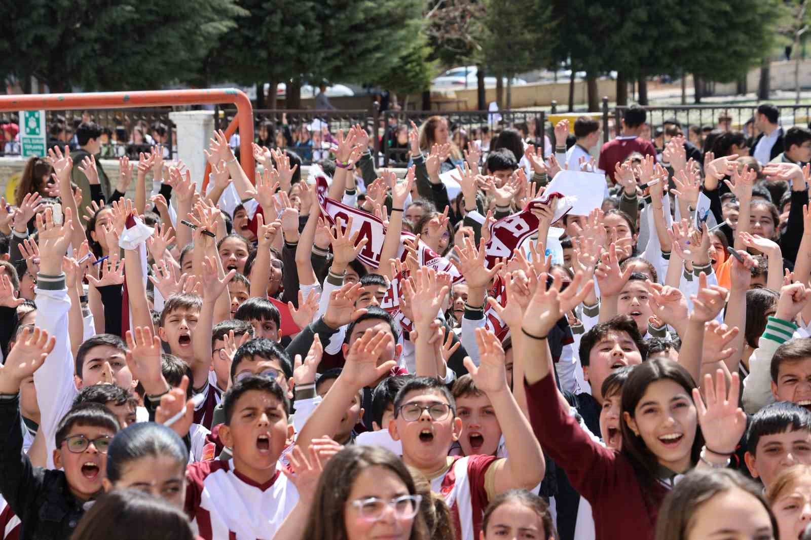 Takım kaptanına sarılmak için gözyaşı döken öğrenciye anlamlı jest
