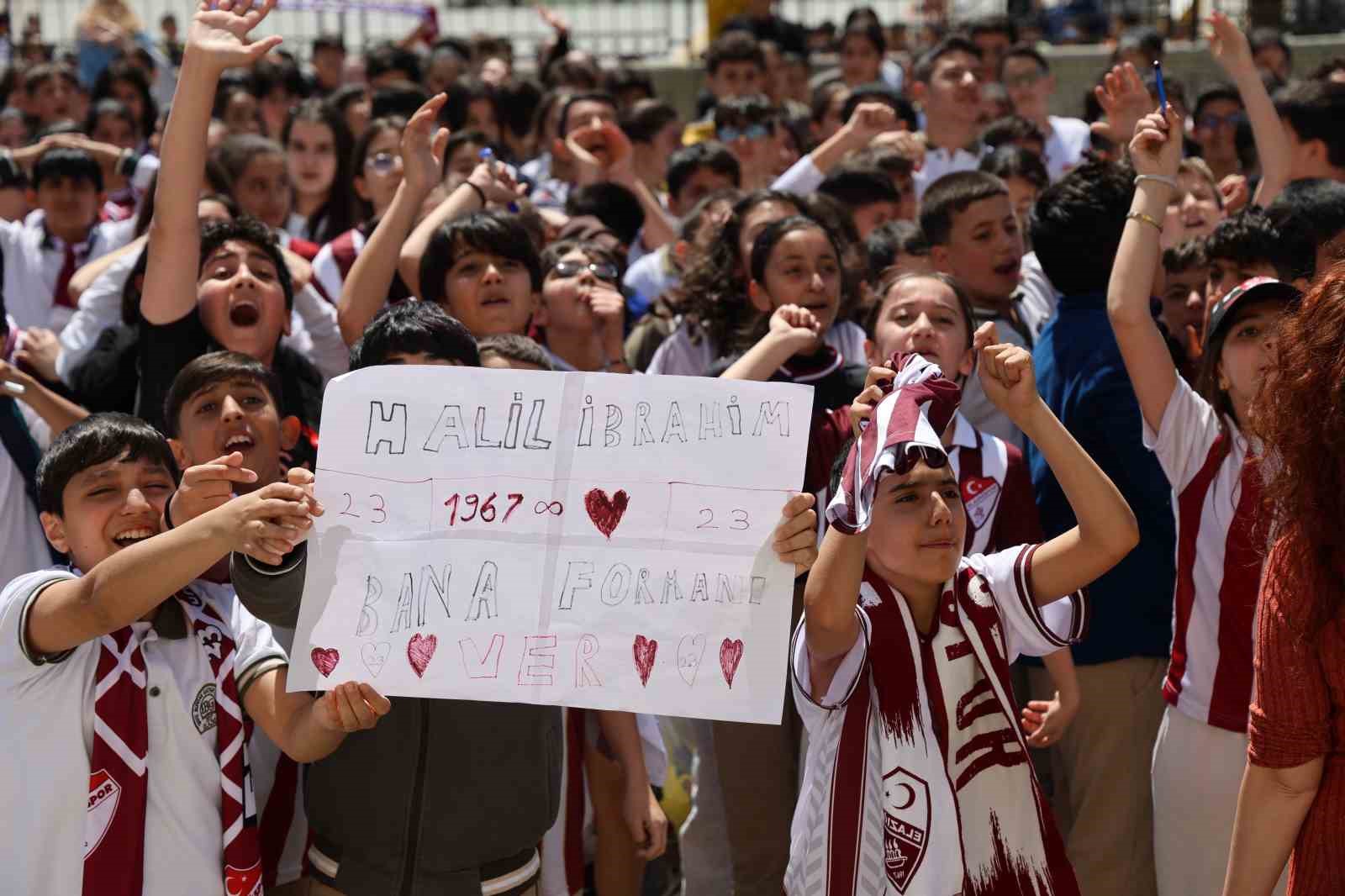 Takım kaptanına sarılmak için gözyaşı döken öğrenciye anlamlı jest
