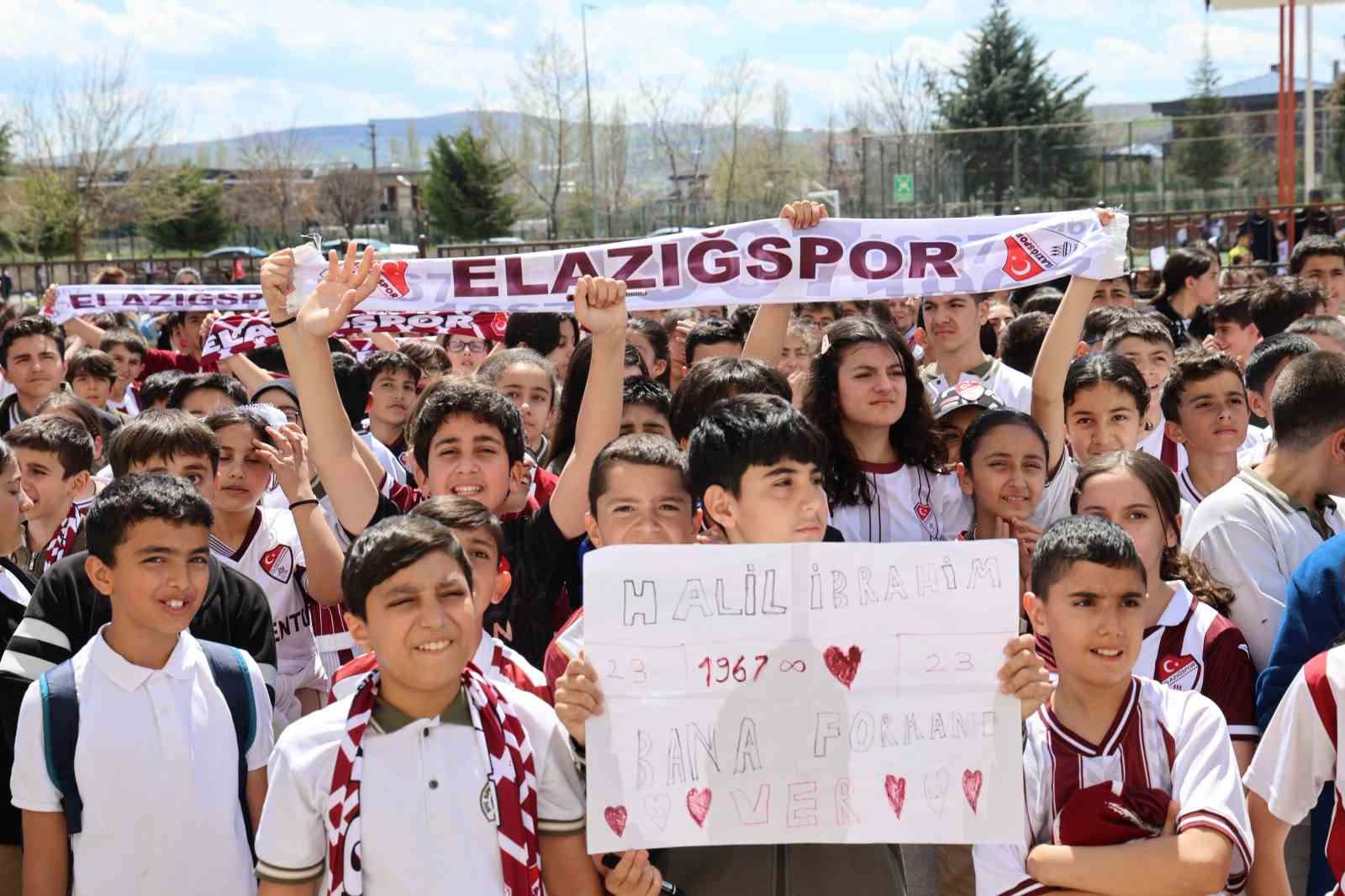 Takım kaptanına sarılmak için gözyaşı döken öğrenciye anlamlı jest
