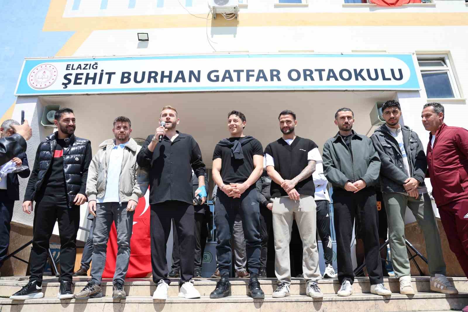 Takım kaptanına sarılmak için gözyaşı döken öğrenciye anlamlı jest
