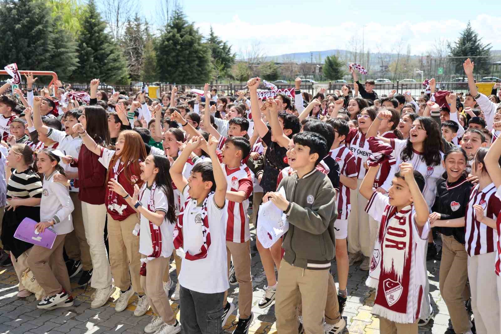 Takım kaptanına sarılmak için gözyaşı döken öğrenciye anlamlı jest
