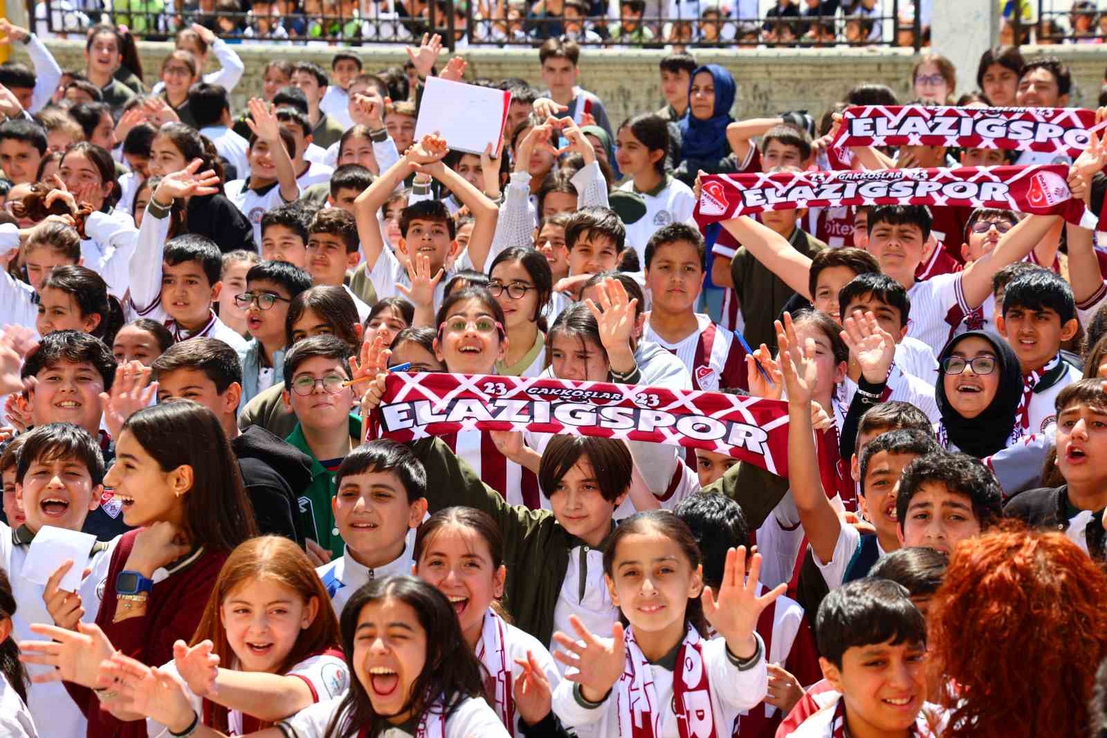 Takım kaptanına sarılmak için gözyaşı döken öğrenciye anlamlı jest
