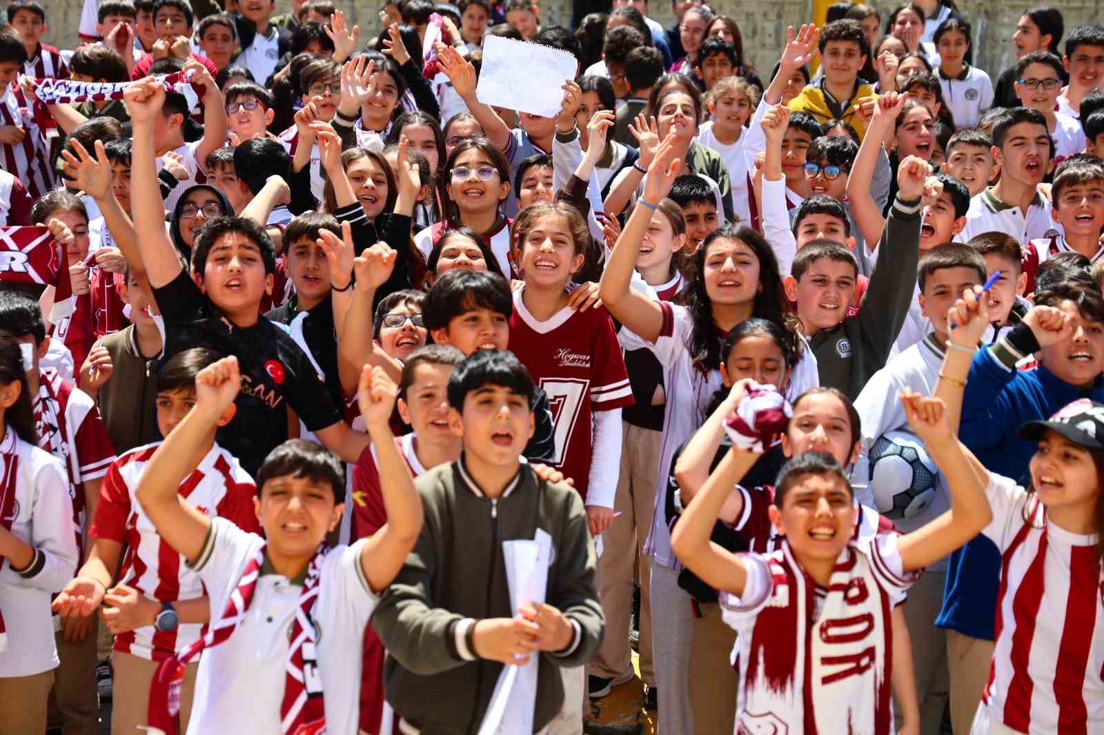 Takım kaptanına sarılmak için gözyaşı döken öğrenciye anlamlı jest
