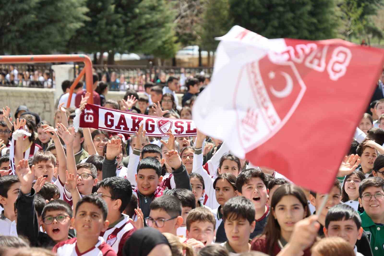 Takım kaptanına sarılmak için gözyaşı döken öğrenciye anlamlı jest

