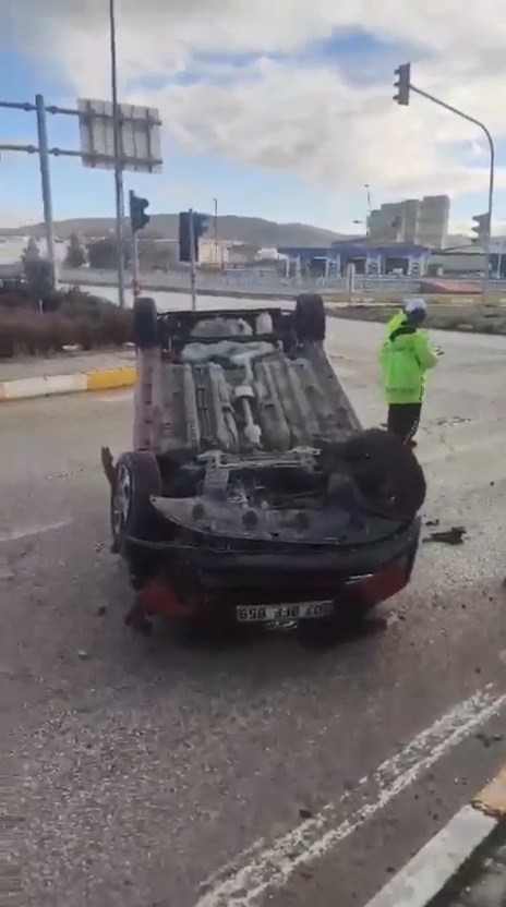 Takla atan araçtan burnu bile kanamadan kurtuldu
