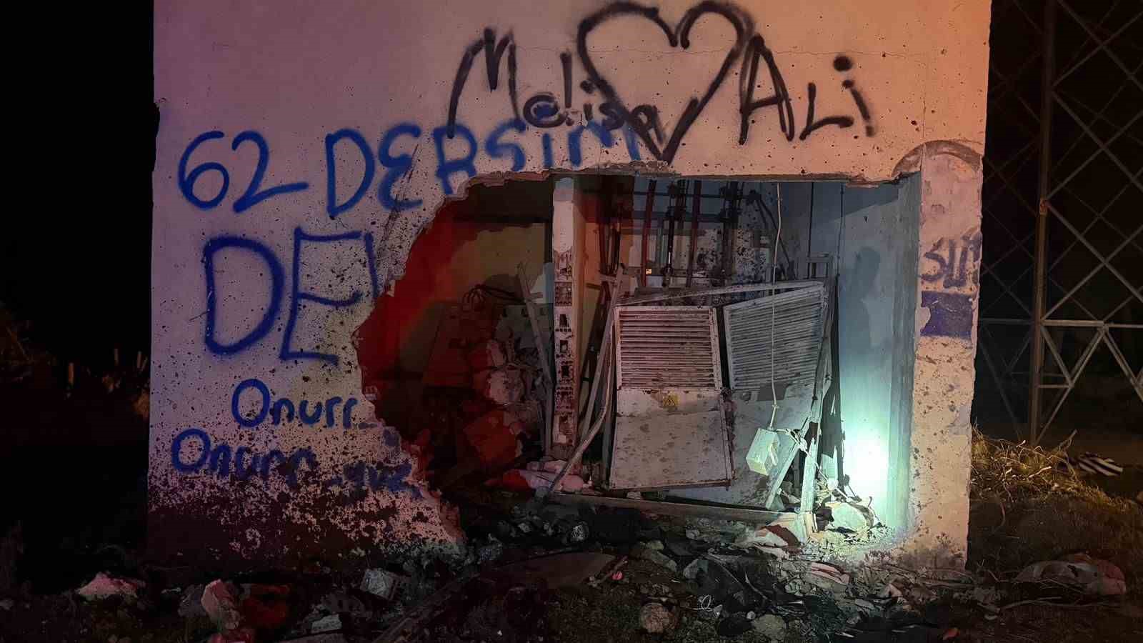 Takla atan otomobil elektrik trafosuna daldı: 2 yaralı
