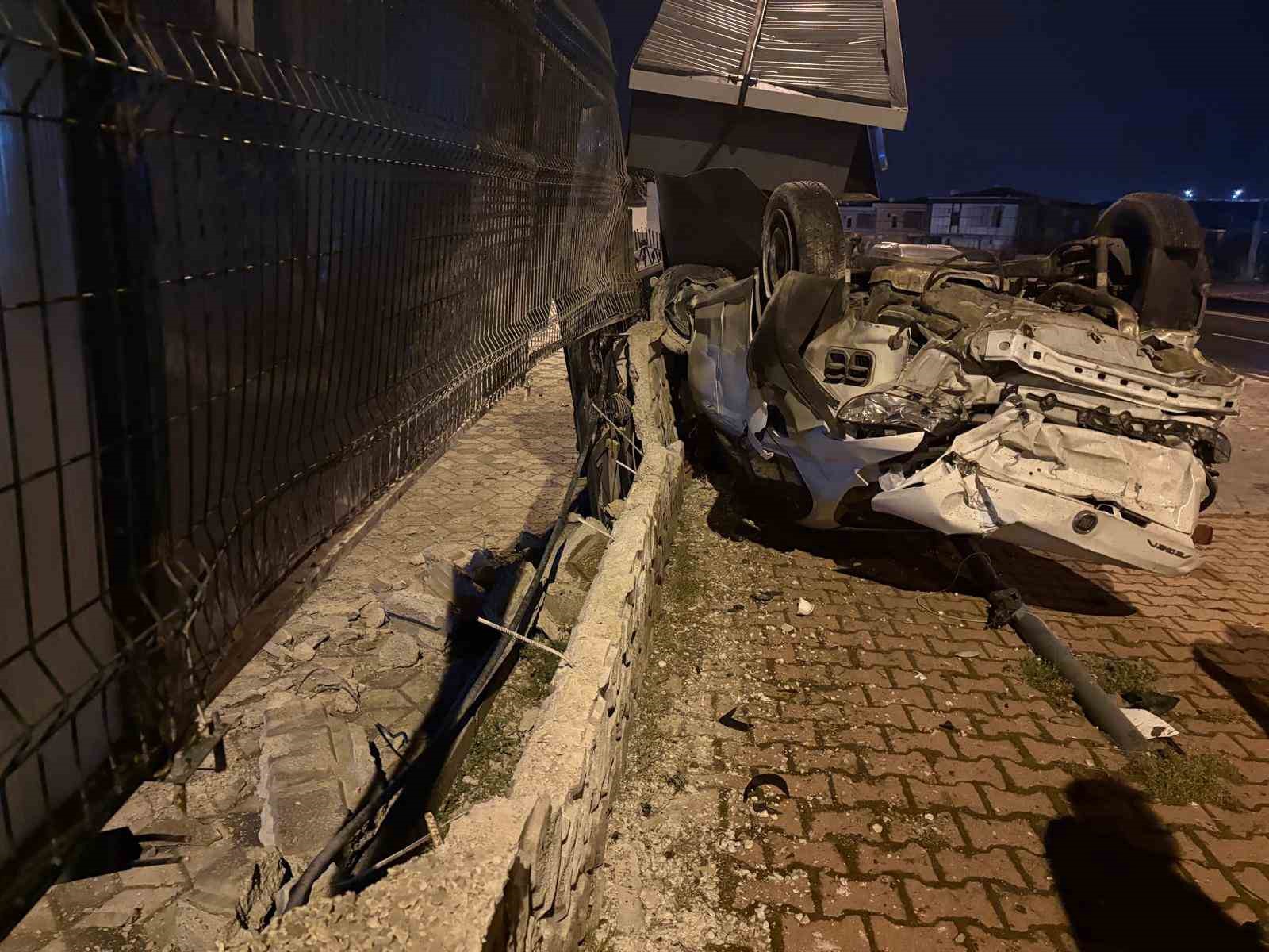 Takla atan otomobil sitenin girişini yıktı: 1 yaralı
