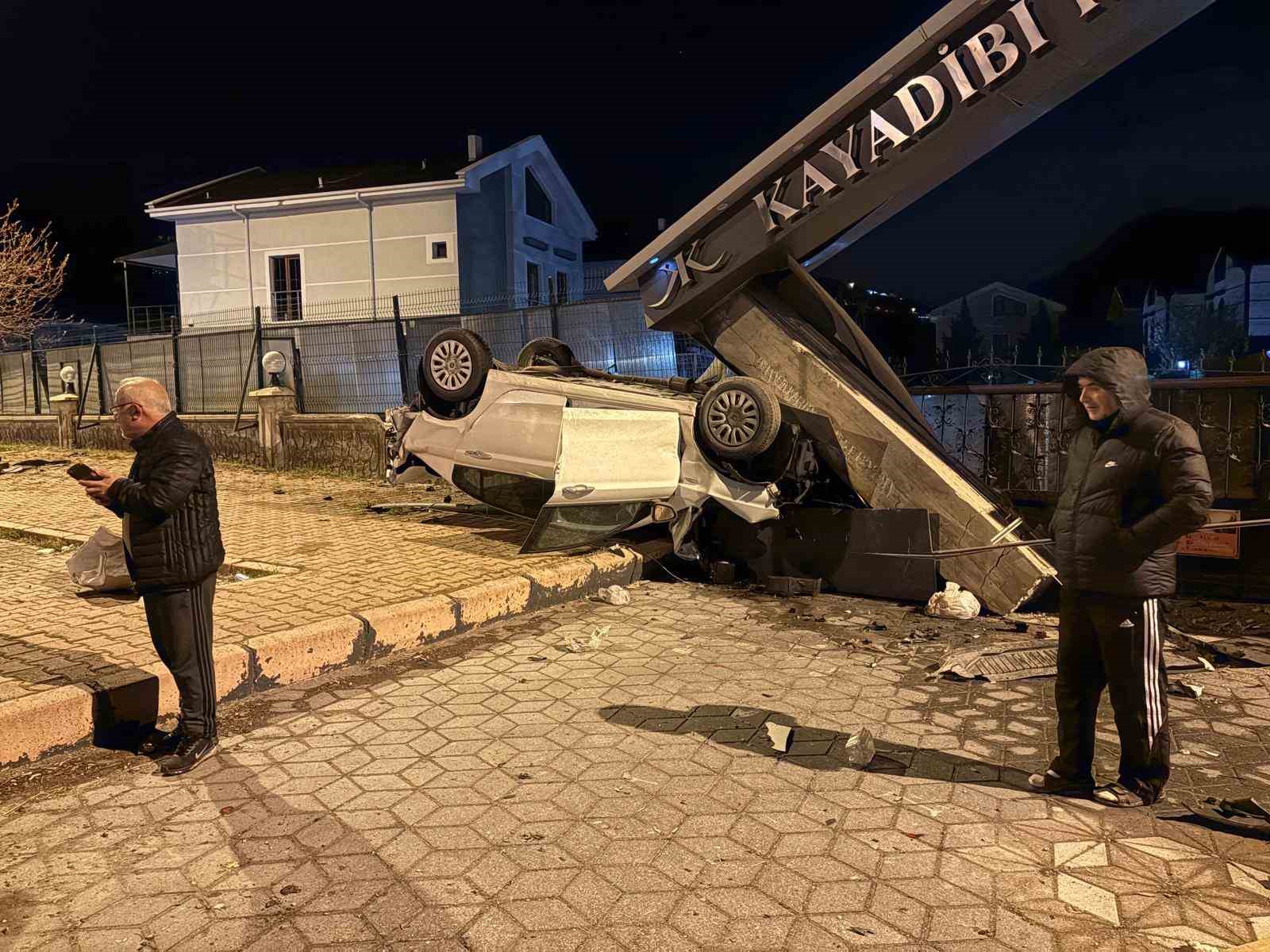 Takla atan otomobil sitenin girişini yıktı: 1 yaralı
